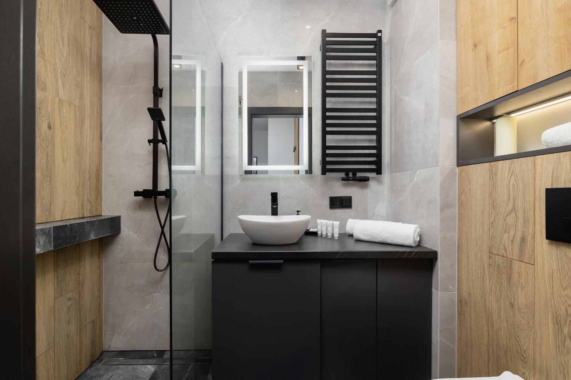 Elegant Apartment In Cracow With Balcony, Parking And Desk By Noclegi Renters Krakow Dış mekan fotoğraf